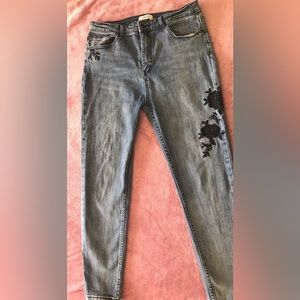 FOREVER 21 Women Size 30 🖤💙 Floral Embroidered Jeans 💙🖤